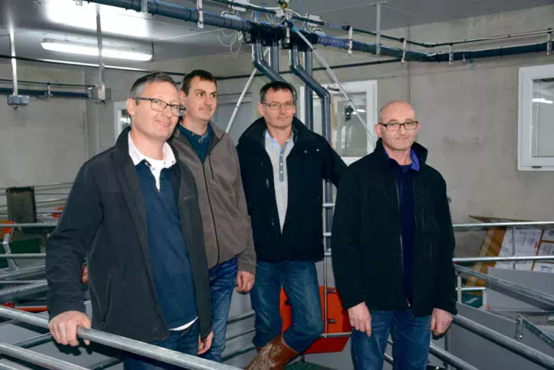 De gauche à droite : Serge Vallais, Samuel Hervy, Jean-Pierre Vallais et Alain Guerroué, associés de la maternité présenteront leur bâtiment d'élevage à énergie positive lors de la porte ouverte, organisée par le Groupement Porc Armor, le vendredi 6 janvier de 14 h à 18 h et le samedi 7 janvier de 10 h à 17 h.