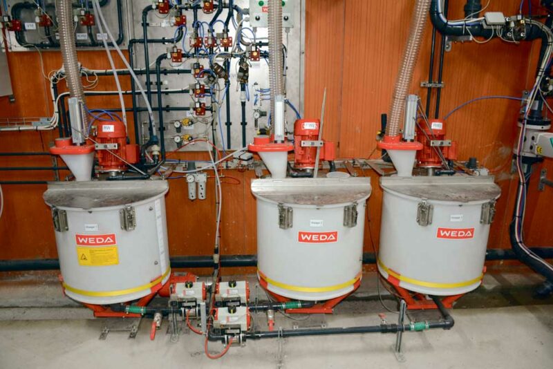 Les salles de maternité sont équipées d'un système de distribution automatique d'aliments liquides pour les porcelets. Trois aliments seront distribués en fonction de l'âge des petits : du lait chaud reconstitué, un aliment appât puis le 1er âge, dans de petites augettes fixes. L'élevage est équipé d'une fabrique d'aliment (céréales + complémentaires gestante et allaitante).