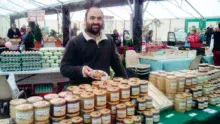 L'apiculteur vend sur les marchés ses 8 références de miel, permises grâce à la transhumance des abeilles, pour rechercher des floraisons d'espèces non disponibles en Bretagne.