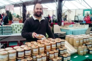 L'apiculteur vend sur les marchés ses 8 références de miel, permises grâce à la transhumance des abeilles, pour rechercher des floraisons d'espèces non disponibles en Bretagne.