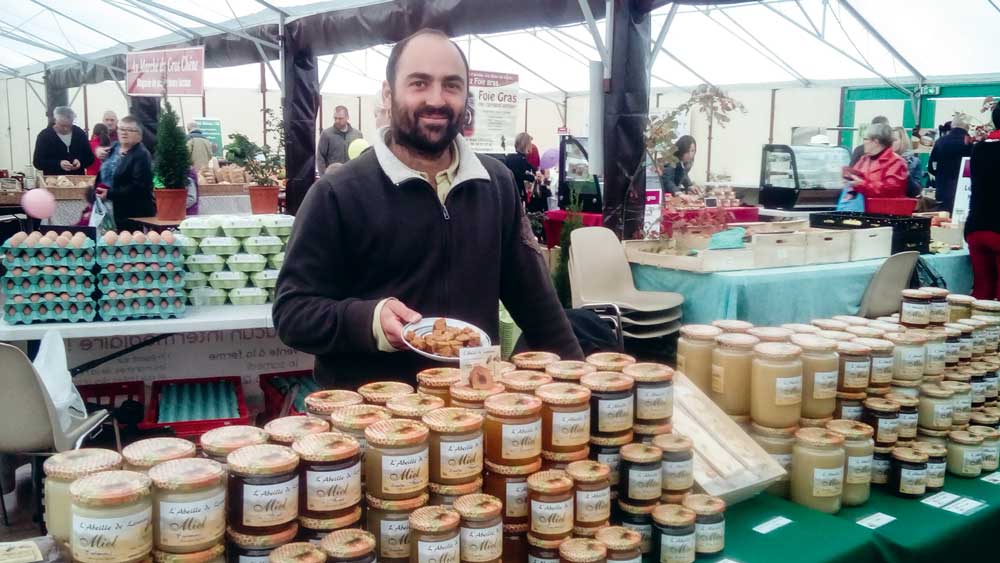 L'apiculteur vend sur les marchés ses 8 références de miel, permises grâce à la transhumance des abeilles, pour rechercher des floraisons d'espèces non disponibles en Bretagne. - Illustration Un délice de pain d’épices