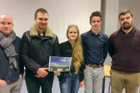 Florent Cotten (PâtureSens), Cédric Tymen, Marylène Thomas, Florent Le Moël (étudiants à l’Iréo de Lesneven) et Goulwenn Le Berrigaud, éleveur à Gourin (56).