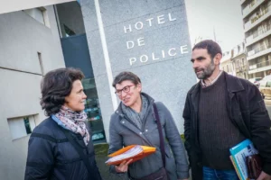 Isabelle Connan, Florence Le Saint et Jean-Marc Thomas à la sortie du commissariat de police de Saint-Brieuc le 9 décembre.