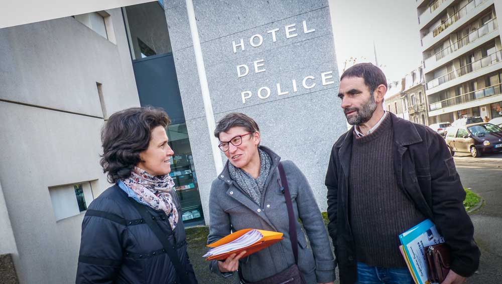 Isabelle Connan, Florence Le Saint et Jean-Marc Thomas à la sortie du commissariat de police de Saint-Brieuc le 9 décembre. - Illustration La Confédération paysanne entendue par la police