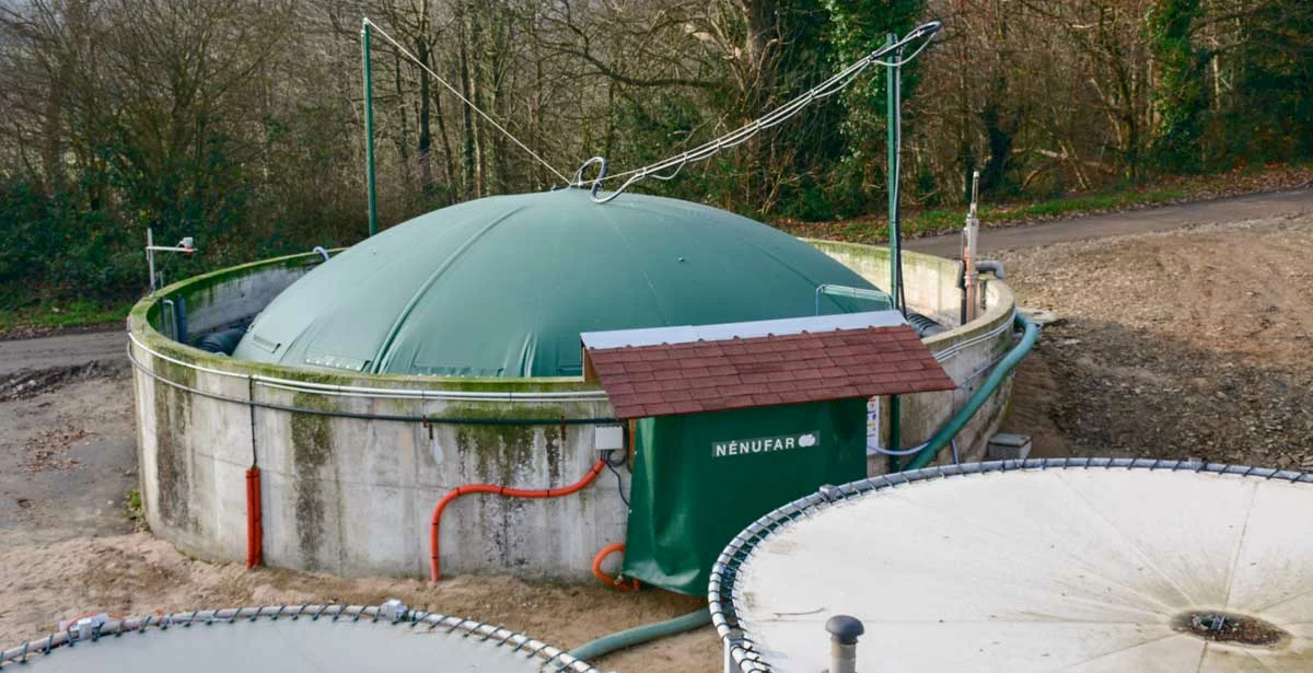 La station de Guernévez teste un dispositif de méthanisation rustique à température ambiante qui est installé sur une fosse existante de 300 m3. - Illustration Couvrir sa fosse et produire du biogaz