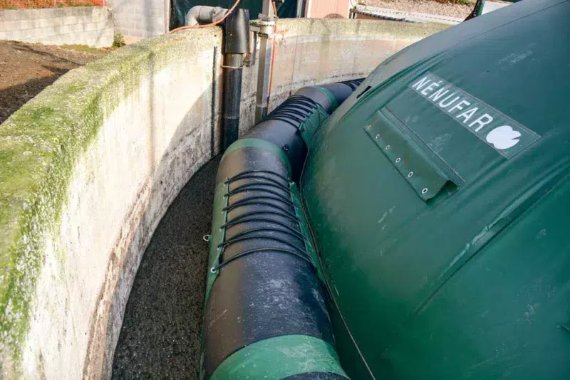 La couverture flottante est maintenue à la surface du lisier grâce aux boudins gonflés par un compresseur.