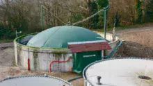 La station de Guernévez teste un dispositif de méthanisation rustique à température ambiante qui est installé sur une fosse existante de 300 m3.