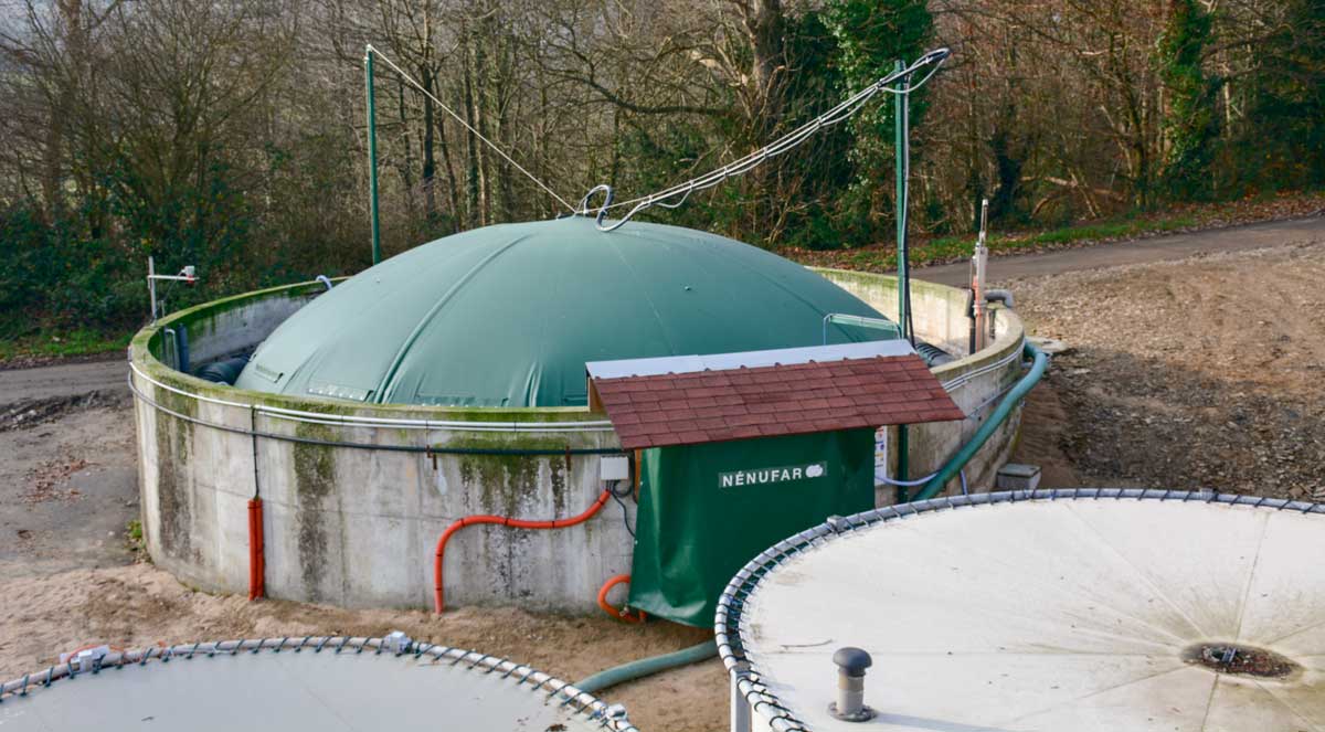 La station de Guernévez teste un dispositif de méthanisation rustique à température ambiante qui est installé sur une fosse existante de 300 m3. - Illustration Couvrir sa fosse et produire du biogaz