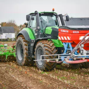 Semis direct de céréales dans un couvert de moutarde ou après maïs, lors d'une démonstration à Noyal-Pontivy.