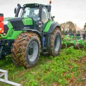 Semis direct de céréales dans un couvert de moutarde ou après maïs, lors d'une démonstration à Noyal-Pontivy.