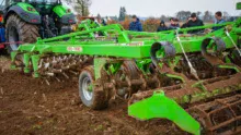 L’axe des trains de bêches forme un angle léger par rapport à l’axe d’avancement du tracteur : il s’en suit un déplacement latéral des bêches lors de la progression de l’outil. En associant l’avancement et le mouvement latéral, la pointe de la bêche décrit un arc de cercle entre sa pénétration dans le sol et sa sortie. Il en résulte un mouvement d’arrachement en « coup de cuillère ».