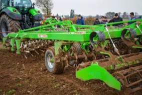 L’axe des trains de bêches forme un angle léger par rapport à l’axe d’avancement du tracteur : il s’en suit un déplacement latéral des bêches lors de la progression de l’outil. En associant l’avancement et le mouvement latéral, la pointe de la bêche décrit un arc de cercle entre sa pénétration dans le sol et sa sortie. Il en résulte un mouvement d’arrachement en « coup de cuillère ».