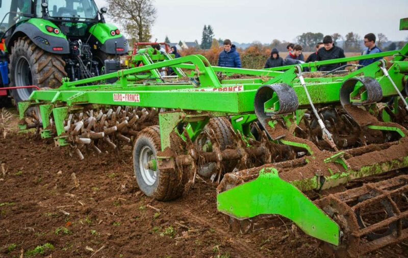 L’axe des trains de bêches forme un angle léger par rapport à l’axe d’avancement du tracteur : il s’en suit un déplacement latéral des bêches lors de la progression de l’outil. En associant l’avancement et le mouvement latéral, la pointe de la bêche décrit un arc de cercle entre sa pénétration dans le sol et sa sortie. Il en résulte un mouvement d’arrachement en « coup de cuillère ».