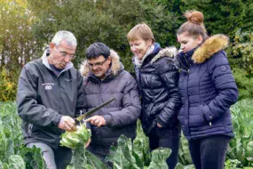 Jean-Luc Moulin en plein cours d’agrobiologie avec les Rodrigues, venus de la région parisienne passer une semaine de vacances à Saint-Malo. « Avant dans toutes les familles, on connaissait un agriculteur : un frère, un oncle, un grand-père… Mais aujourd’hui, cette proximité avec le monde agricole a disparu. Les gens ne savent plus comment cela fonctionne ! », témoigne le maraîcher.