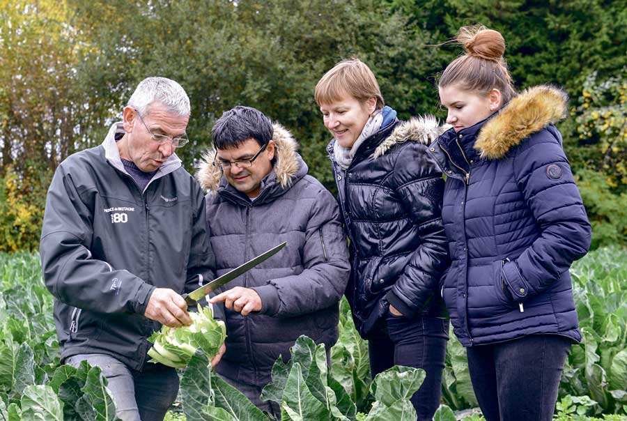 Jean-Luc Moulin en plein cours d’agrobiologie avec les Rodrigues, venus de la région parisienne passer une semaine de vacances à Saint-Malo. « Avant dans toutes les familles, on connaissait un agriculteur : un frère, un oncle, un grand-père… Mais aujourd’hui, cette proximité avec le monde agricole a disparu. Les gens ne savent plus comment cela fonctionne ! », témoigne le maraîcher. - Illustration Séjour à la ferme, partager aussi la passion du métier