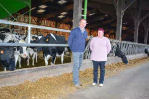 « Aujourd’hui, nous avons retrouvé de la sérénité en salle de traite », précisent Vincent Lorand et Nathalie Frin, deux des six associés du Gaec La Robinais.