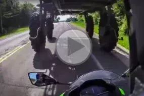 moto-sous-tracteur-danger