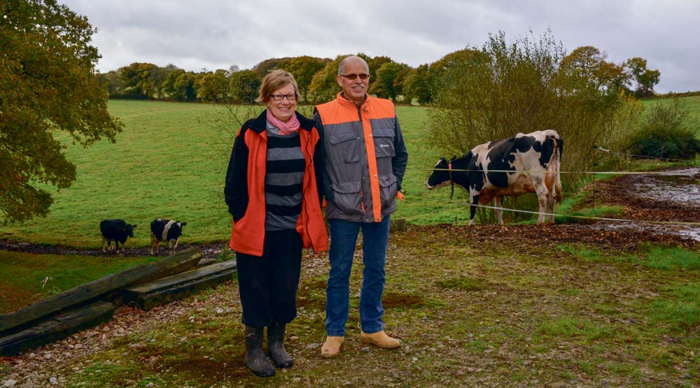 À l’installation du robot de traite, Claudine et Gwénaël Pavec ont voulu continuer à faire pâturer les vaches. - Illustration Le silo fermé même en traite robotisée