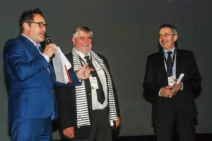 Cette année, les Bretons – Philippe Touzard, président de la Safer Bretagne, et Thierry Couteller, directeur, en compagnie de l’animateur – accueillaient le congrès de la FNSafer à Brest.
