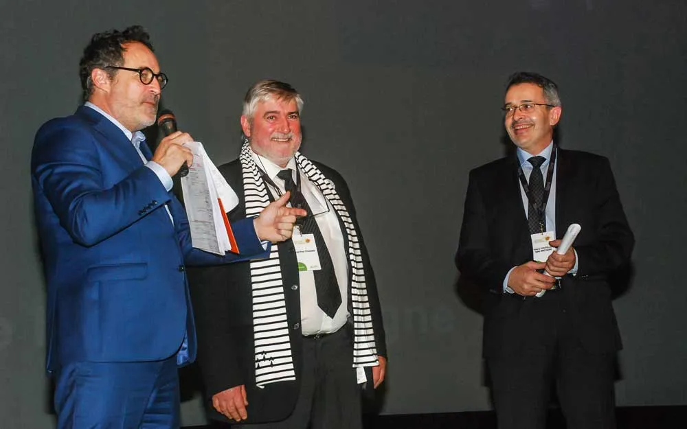 Cette année, les Bretons – Philippe Touzard, président de la Safer Bretagne, et Thierry Couteller, directeur, en compagnie de l’animateur – accueillaient le congrès de la FNSafer à Brest. - Illustration La terre, un bien commun à préserver