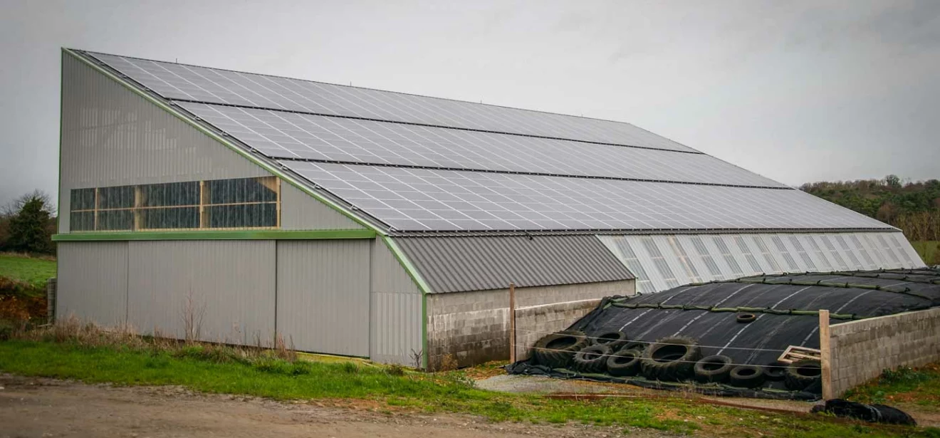 photovoltaique-toit-batiment - Illustration Les installations photovoltaïques gagnent en performance