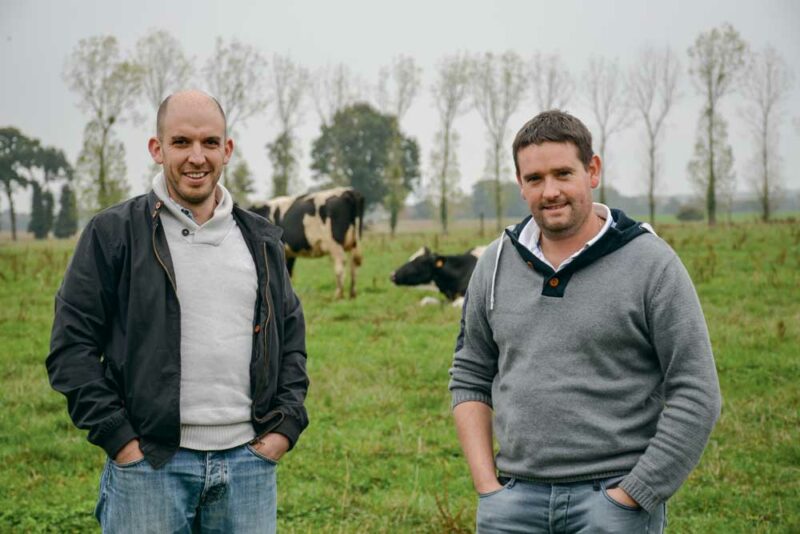 Maxime Pilorget, à droite, et Benoît Réalland, conseiller indépendant en nutrition, ont revu les rations, avec deux objectifs : augmenter l'autonomie en protéines et optimiser l'élevage des génisses. 