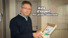 Rik Lemey, vétérinaire, présente le Smart kit qui comprend 3 pots de récolte stériles pour analyses virales, 3 écouvillons pour les analyses bactériennes et le nécessaire pour expédition.