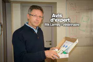 Rik Lemey, vétérinaire, présente le Smart kit qui comprend 3 pots de récolte stériles pour analyses virales, 3 écouvillons pour les analyses bactériennes et le nécessaire pour expédition.