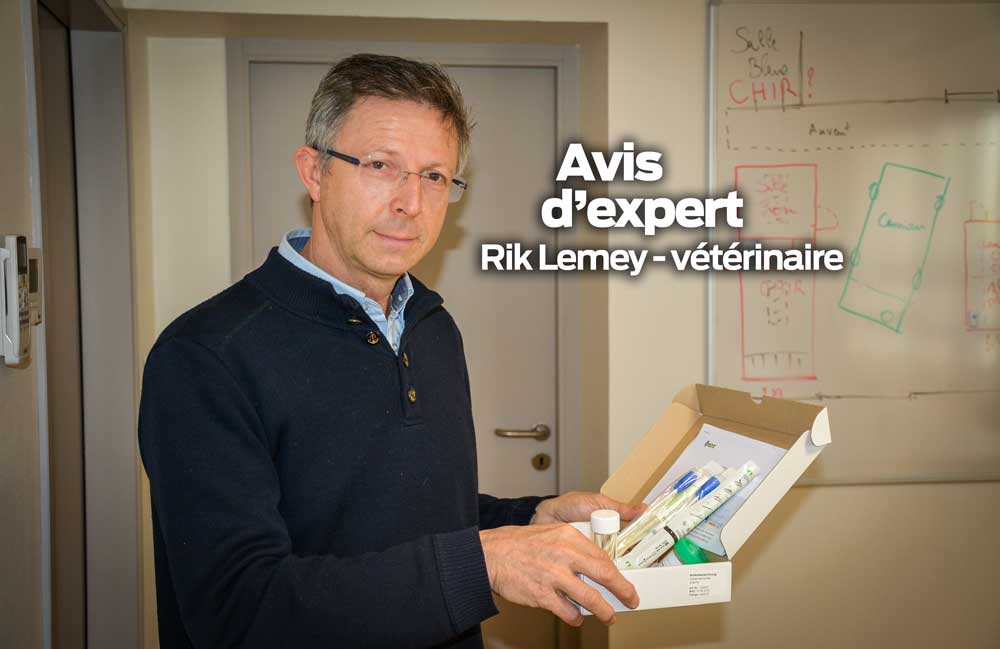 Rik Lemey, vétérinaire, présente le Smart kit qui comprend 3 pots de récolte stériles pour analyses virales, 3 écouvillons pour les analyses bactériennes et le nécessaire pour expédition. - Illustration Diarrhées néonatales du porcelet : la carte d’identité des germes en un kit