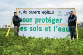 David Bouvier de la Chambre d’agriculture de Dinan et Jérémy Réhel , responsable cultures à la SCEA de la Navette, présentent le panneau de communication placé dans la parcelle d’essais de couverts au bord de la RN 12 à Plénée-Jugon.