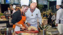 Les grands Chefs conseillent les élèves des établissements hôteliers qui participent au concours inter-écoles lors de la préparation des volailles.