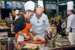 Les grands Chefs conseillent les élèves des établissements hôteliers qui participent au concours inter-écoles lors de la préparation des volailles.