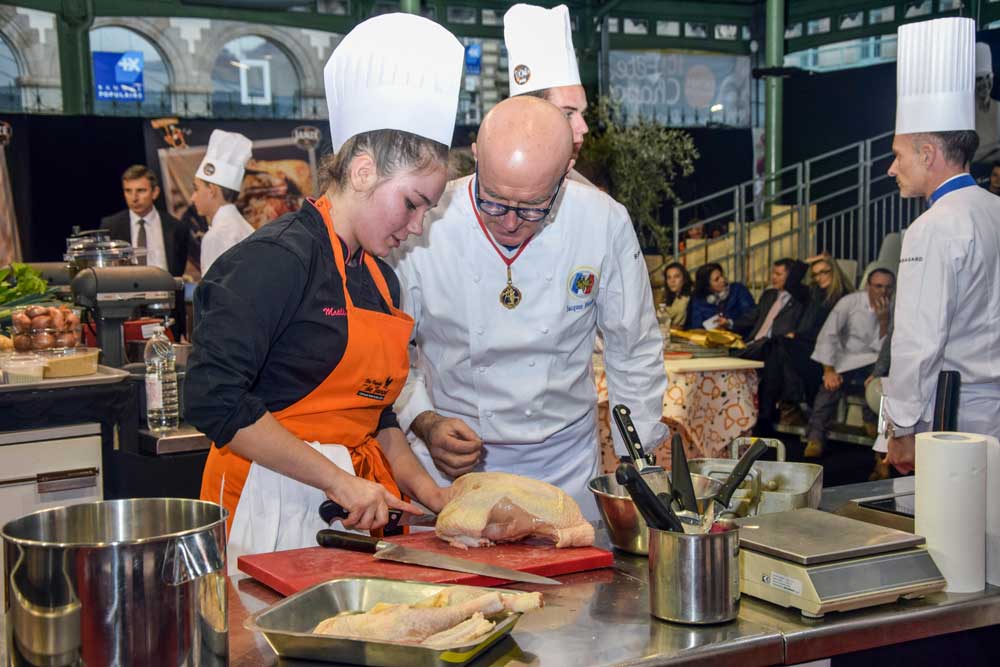 Les grands Chefs conseillent les élèves des établissements hôteliers qui participent au concours inter-écoles lors de la préparation des volailles. - Illustration Le Janzé monte à la ville