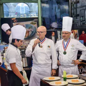 Les grands Chefs conseillent les élèves des établissements hôteliers qui participent au concours inter-écoles lors de la préparation des volailles.