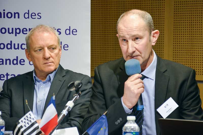 Michel Bloc'h (au premier plan), et Bernard Rouxel, lors de l'AG de l'UGPVB section porc, ont animé une session où l'optimisme et la combativité étaient de rigueur. 