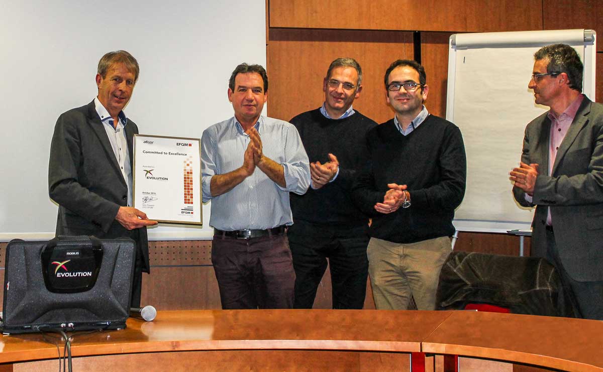 Patrick PARIS, Délégué EFQM France (AFNOR) remet le diplôme à Vincent RETIF, Président de EVOLUTION, Yann LECOINTRE, Directeur Général, Anthony BRIAND, Directeur Supply Chain et François VERSINI de EASYSTEM. - Illustration Évolution labellisé C2E EFQM