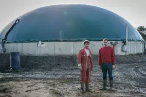 Bruno Calle et Ludovic Jarligant devant la nouvelle fosse de stockage du digestat liquide de 6 000 m3.