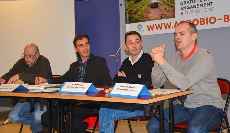 De gauche à droite : Jean-Claude Racouet, producteur Sodiaal, Gérard Maréchal, cadre Lactalis, Bruno Pinel, producteur Eurial et Ludovic Billard, producteur Biolait, participaient à un débat mardi dernier sur la filière bio à Pleucadeuc (56). 