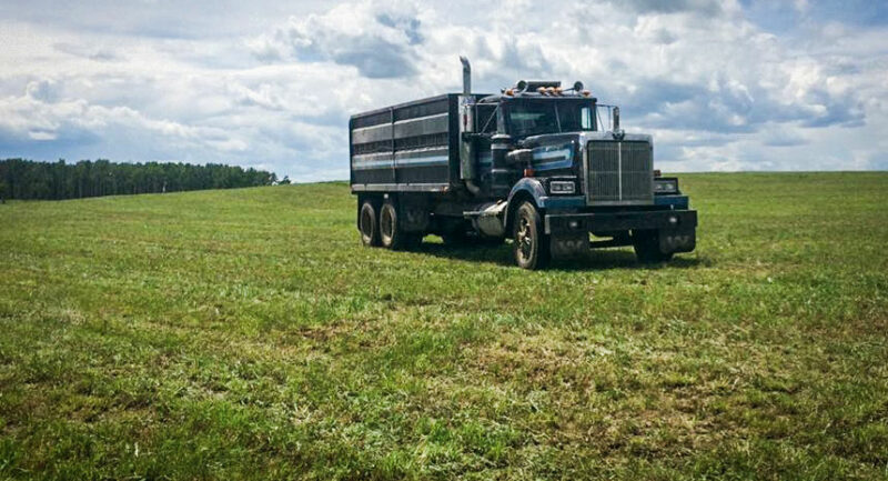 Alexandre Pellard a pu conduire ce type de camion sur les chemins privés de l’exploitation canadienne. « Mieux vaut être un bon chauffeur », conseille-t-il.