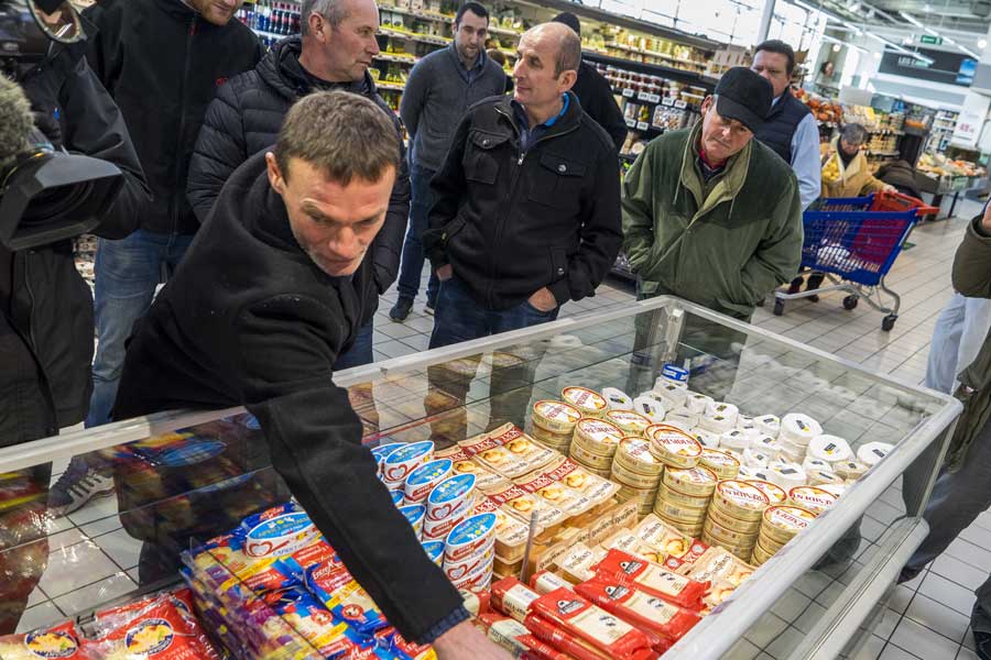 Les éleveurs contrôlent les promotions au catalogue. - Illustration JA : “25 jours pour sauver le modèle agricole familial”