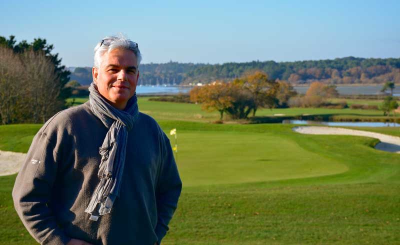 Luc Menneteau est à la tête de deux équipes de 7 salariés chacune. Il supervise l'entretien des golfs de Baden et de Ploemel, dans le sud du Morbihan.