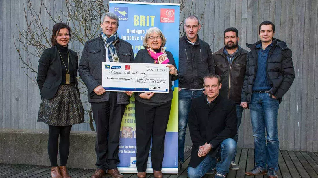 Cécile Le Bihan et Patricia Lanier d'Initiative bretagne autour d'Olivier Allain, vice-président du Conseil régional accompagnés par les premiers porteurs de projets de reprise agricole soutenu par le fonds Brit, Fabrice Jouan, Thomas Hervagault, Antoine Grannec et Florent Isambard. - Illustration 200 000€ du fonds Brit pour soutenir la reprise d’élevages