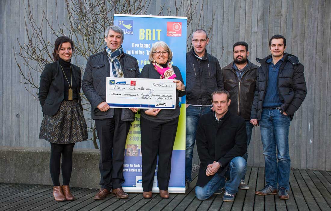 Cécile Le Bihan et Patricia Lanier d'Initiative bretagne autour d'Olivier Allain, vice-président du Conseil régional accompagnés par les premiers porteurs de projets de reprise agricole soutenu par le fonds Brit, Fabrice Jouan, Thomas Hervagault, Antoine Grannec et Florent Isambard. - Illustration 200 000€ du fonds Brit pour soutenir la reprise d’élevages
