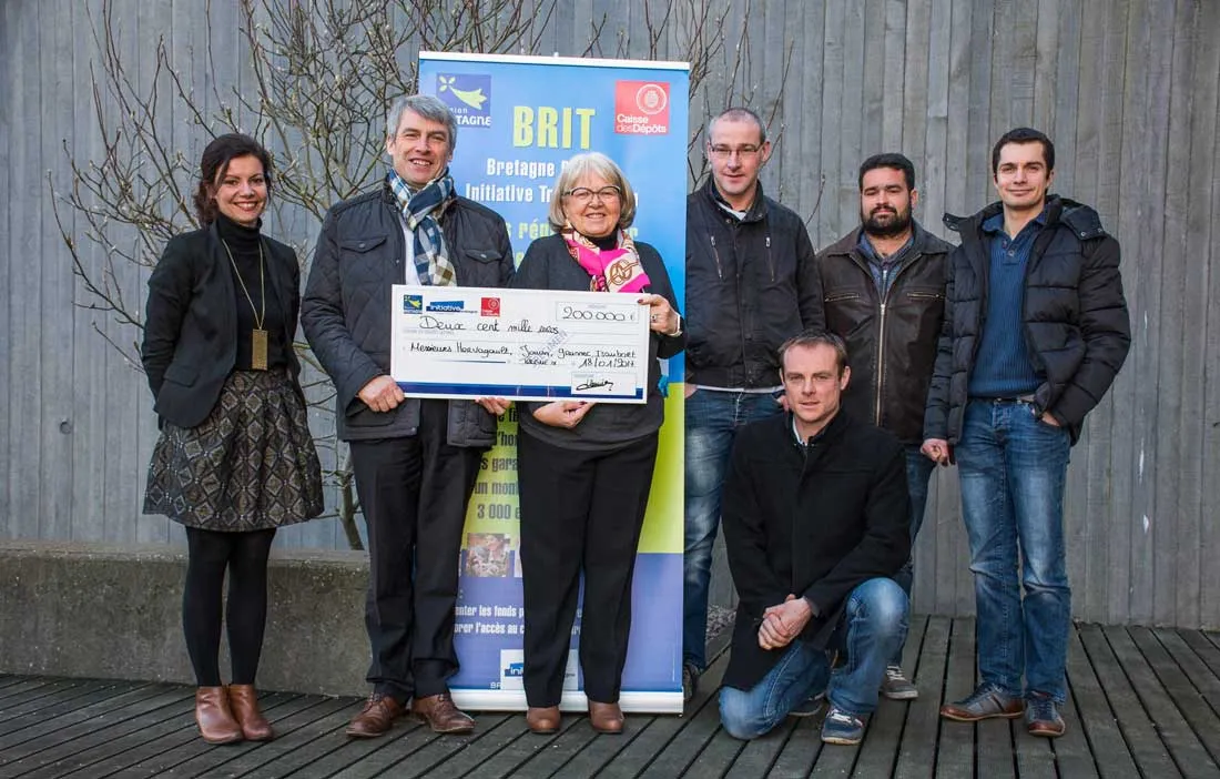 Cécile Le Bihan et Patricia Lanier d'Initiative bretagne autour d'Olivier Allain, vice-président du Conseil régional accompagnés par les premiers porteurs de projets de reprise agricole soutenu par le fonds Brit, Fabrice Jouan, Thomas Hervagault, Antoine Grannec et Florent Isambard. - Illustration 200 000€ du fonds Brit pour soutenir la reprise d’élevages