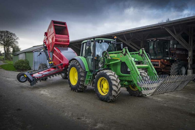 Le JD6520 de 115CV suffit à tirer la remorque pleine (environ 5t) même en dévers. Le rouge est la couleur complémentaire du vert... ça tombe bien.