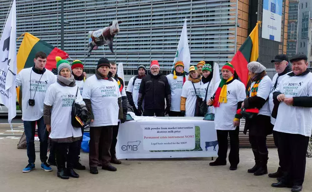 manif-lait-bruxelles - Illustration EMB : arrêt du lait en poudre et sortie de crise