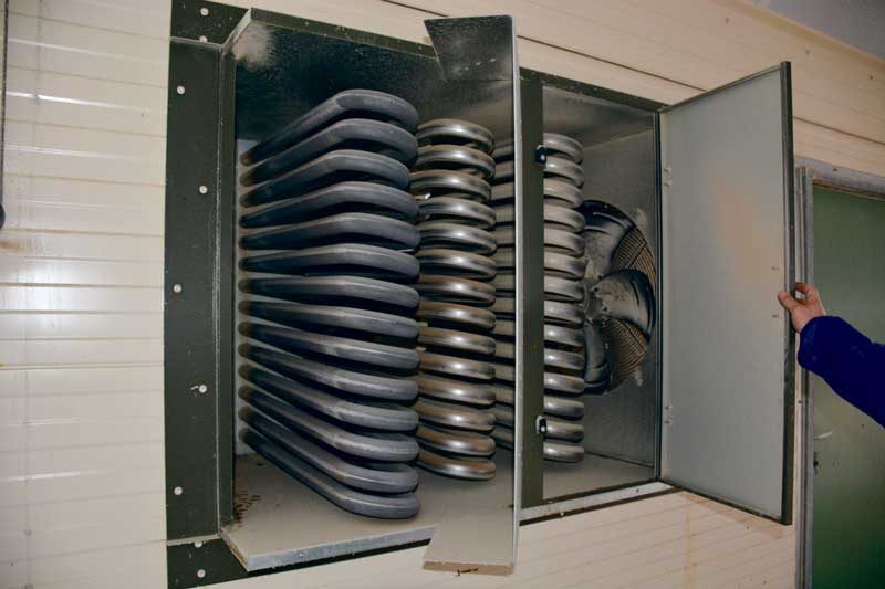 Vue de l’intérieur du poulailler sur les tubes en aluminium sur lesquels l’air est pulsé pour assurer le chauffage.