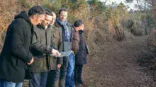 De gauche à Droite : Philippe Le Dressay, agriculteur, David Lappartient, maire de Sarzeau, Rolland Loréal, élu, Pierre-Yves Roussel, Chambre d'agriculture et Jean-Yves Couedel, agriculteur et élu, dans le chemin réhabilité à la Lande du Matz, qui donne accès à 18 hectares de friches.