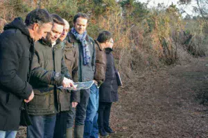 De gauche à Droite : Philippe Le Dressay, agriculteur, David Lappartient, maire de Sarzeau, Rolland Loréal, élu, Pierre-Yves Roussel, Chambre d'agriculture et Jean-Yves Couedel, agriculteur et élu, dans le chemin réhabilité à la Lande du Matz, qui donne accès à 18 hectares de friches.