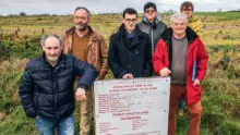 Les agriculteurs riverains, membres du collectif au bord de la parcelle du projet d’implantation du futur collège.